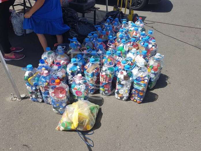 Botellas llenas de tapones, hoy en Jinámar (Foto TA)